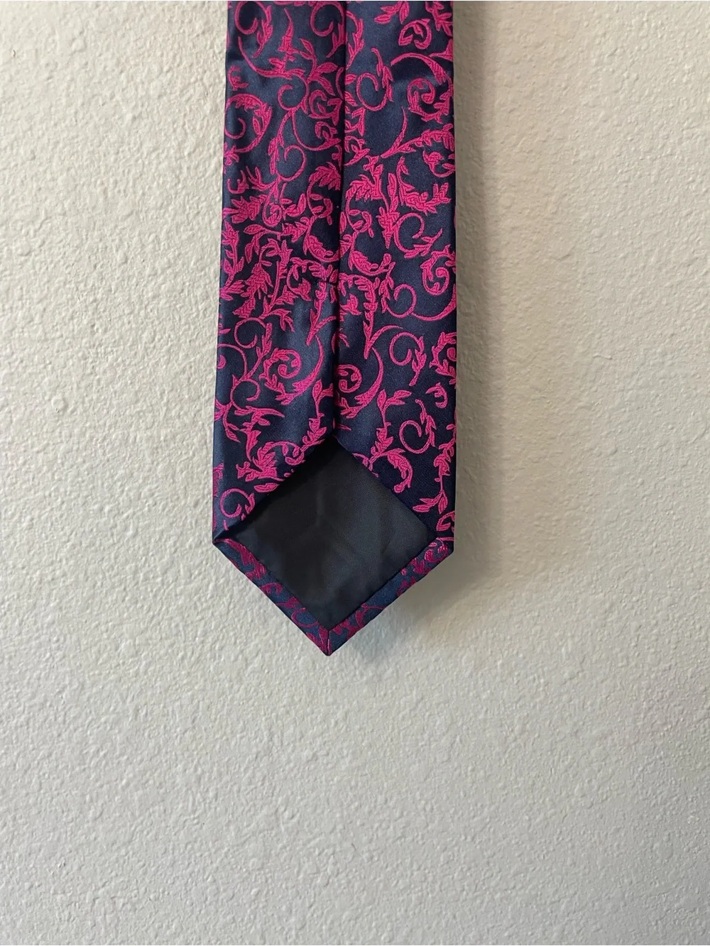Hisdern Tie  Men's Floral Scroll Tie - Navy and Fuchsia